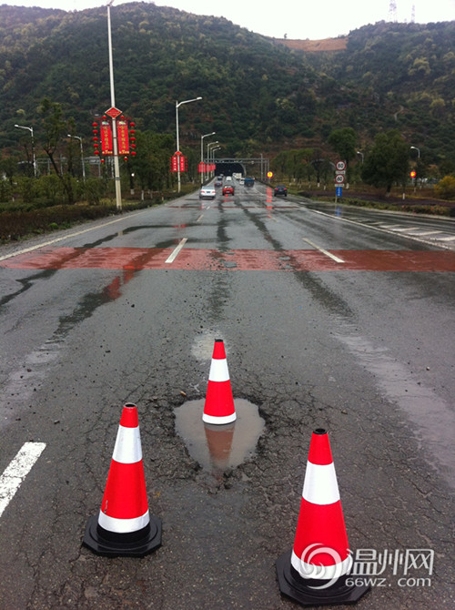 雨天温州瓯海大道现深坑 7辆私家车深陷爆胎