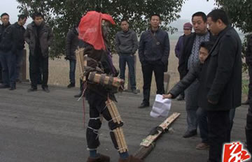 男子持炸药对峙特警