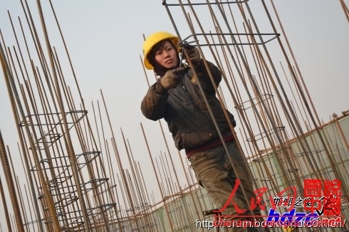80后最钢筋工:早7点上班 月收入3000