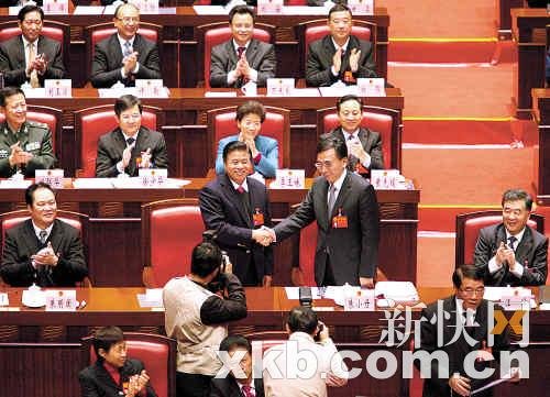 朱小丹当选广东省长 黄华华与其握手表示祝贺