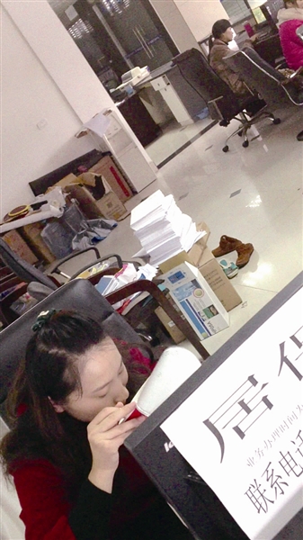 记者暗访单位工作作风：签到玩猫腻 仍休息半天