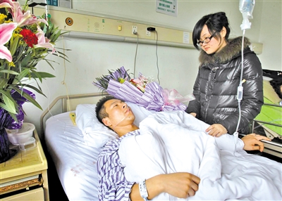 公交车上恶贼刀捅反扒队员 警方呼吁乘客配合侦查