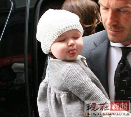 <em>贝克汉姆女儿</em>哈铂吐舌卖萌看妈妈走秀_欧美日