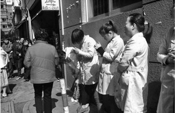 顾客披浴袍逃生
