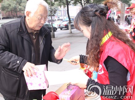 情人节变爱心节 鲜花义卖传递温暖(图)