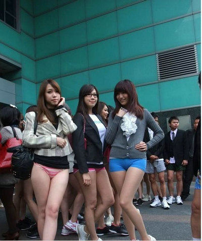 台湾少女发起无裤日 引男士围观