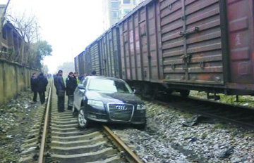 醉驾闯铁路逼停火车