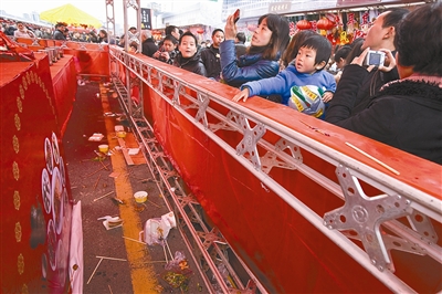 温州拦街福被一些市民戏称为“小吃一条街”