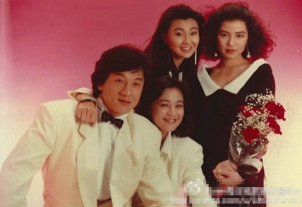 图:成龙与钟楚红张曼玉昔日合影曝光 清纯vs明艳