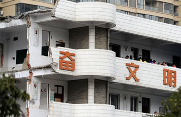 小学生半截楼内上课