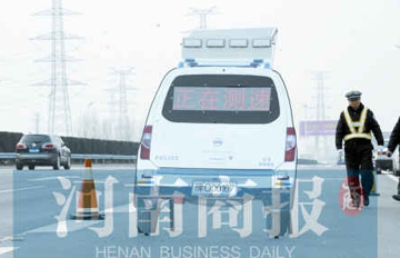 河南高速上放假警车