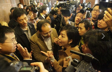 两会记者争提问冲突