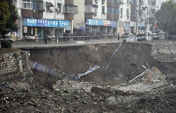 安徽巢湖路面塌方