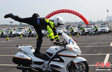深圳交警开展应急处突演练 警察骑摩托车展特技