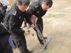 鹿城特警配备特种警用装备特种弓弩拐弯枪网枪
