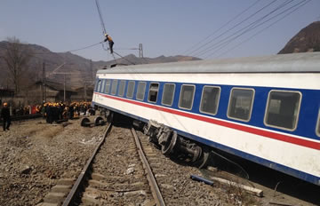 组图：宝天铁路发生货物列车脱轨事故