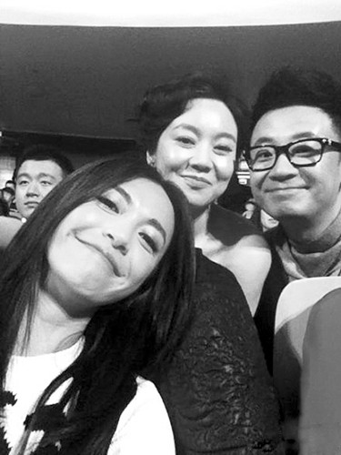 姚晨晒与闫妮黄海波合影 佟大为化身茫然哥抢