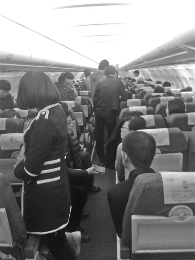 北京飞温州航班高空突发故障 记者亲历紧张20分钟