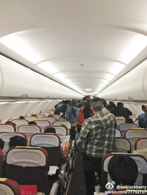 醉酒男拍空姐屁股致宁波飞重庆航班延误(图)