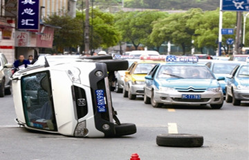 越野车180度侧翻