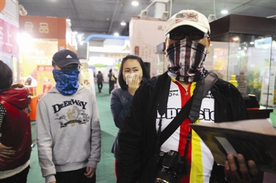森博会现场保安玩闹喷辣椒水 场内人员捂鼻奔逃