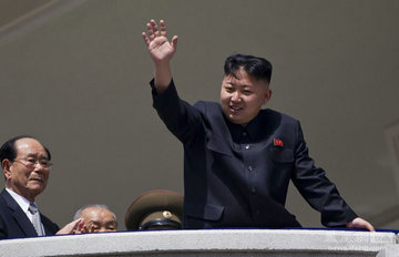 金正恩出席朝阅兵式
