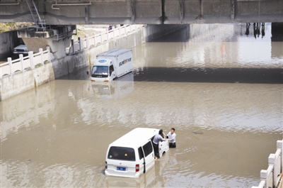铁路桥下积水频发 相关部门就没办法？