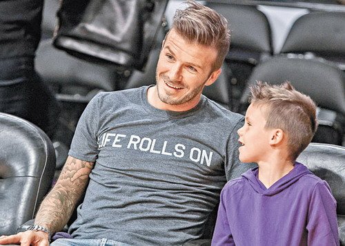 图:贝克汉姆带三爱儿看球赛大儿子只顾抱小女