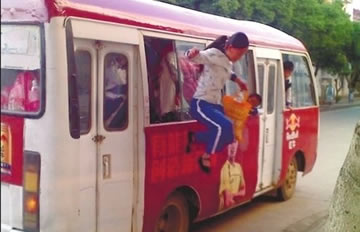 小学生跳窗下车