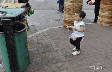 幼童随手捡垃圾