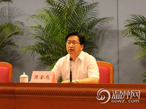 图为陈金彪市长在会议上发表讲话