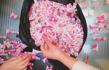 5万现金撕成碎片