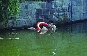 老人3次跳河救人