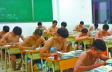 高三男生半裸苦读