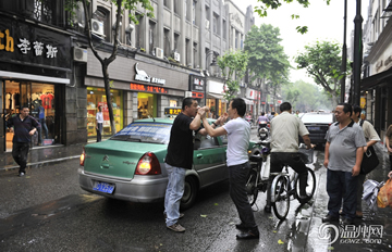街拍:出租车司机与电动车司机温州街头大PK