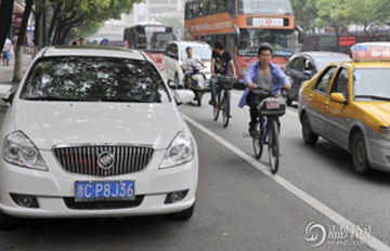 直击人民路停车乱象