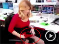 女记者被拍撩裙检查腿间棍状物