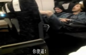网曝老外动车上脚跷前座 辱骂中国乘客傻X