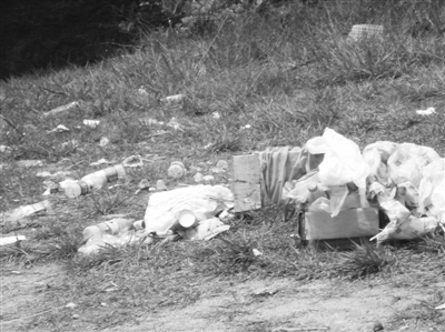 大罗山天河西水库旁垃圾遍地 多由游客随手丢下