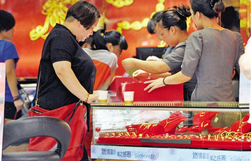 金价跳水 市民淘金