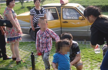 出租车塞进11人