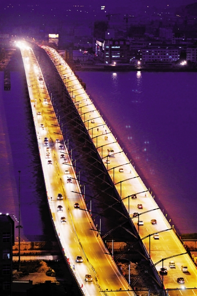 核心提示:瑞安飞云江大桥老桥(右)改建完毕与