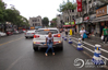 女子半蹲雷倒交警