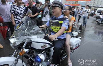 交警直送迟到考生