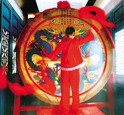 直径达数米的萧江大鼓,击打时声震四野.