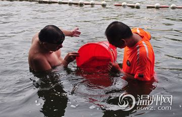 市民九山湖投鱼苗