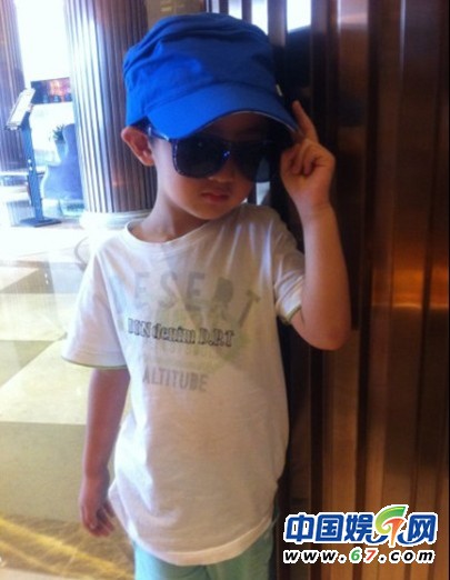 于谦6岁儿子近照曝光 戴墨镜耍酷可爱十足(图