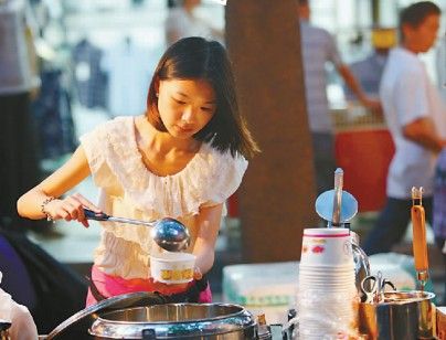 夏日冰粉妹妹<em>街</em>边摆小摊清新打扮惹人怜 - 温州