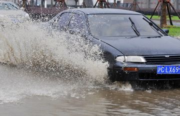 暴雨侵袭 慢点开