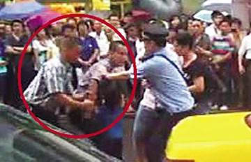 广州男夺刀救男童